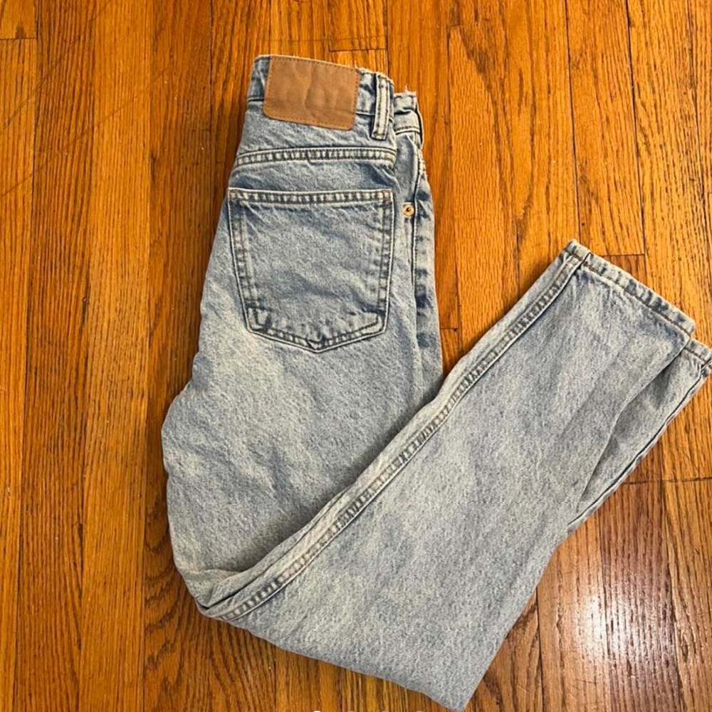 Zara mom jeans
- worn twice 
- flattering 
- size 0 (24)